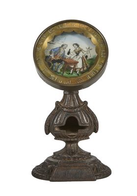 une horloge sur laquelle figurent les portraits d'un homme et d'une femme