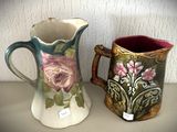 deux vases posés sur une table