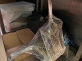 une photo d'une cuisine dans laquelle se trouve une chaise en métal