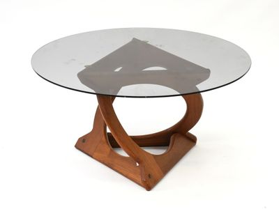 une table en verre avec une base en bois et un plateau en verre