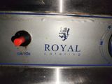 un gros plan du logo de Royal Catering sur le côté d'une machine