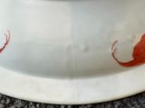 un bol blanc orné d'un motif représentant un poisson rouge