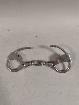 une paire de ciseaux posée sur une table