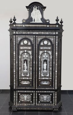 une armoire noire et blanche surmontée d'une horloge