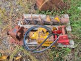 une vieille machine rouillée posée sur une palette dans l'herbe