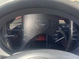 volant d'une voiture avec un compteur de vitesse et des jauges sur le tableau de bord