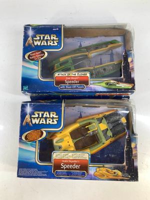 L'emballage contient deux véhicules « speeder » de Star Wars