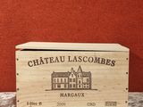une boîte en bois sur laquelle est apposée une étiquette de vin
