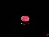 gros plan d'un diamant rose sur une surface noire