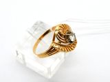 une image représentant une bague en or sertie d'un diamant brun