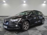 La voiture noire est garée sur un sol en dalles à damier.