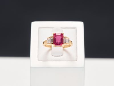 Bague en or jaune 18k 750 millièmes ornée d'un rubis de tail…