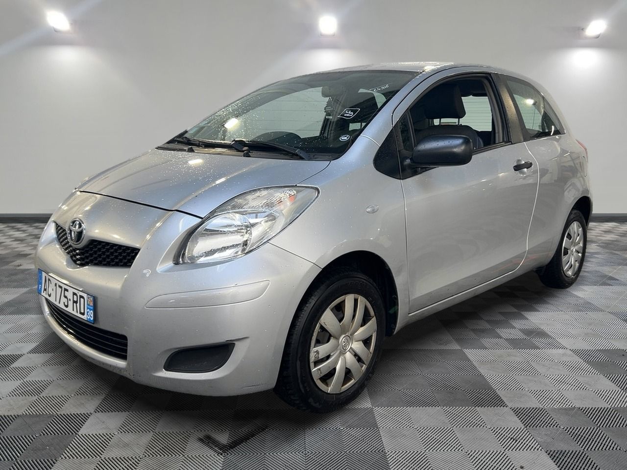 TOYOTA - YARIS 1.0 - 69 VVT-I - ES - Mise en service: 02/09/2009 - Batterie faible ou hors service Ventilation bruyante