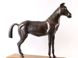 statue en bronze d'un cheval sur un socle en bois sur fond blanc