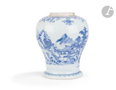 un vase bleu et blanc orné d'un paysage de montagne