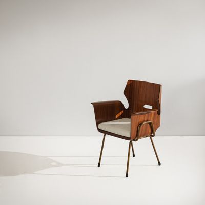 La chaise est en bois et son assise est en tissu.