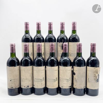 plusieurs bouteilles de vin sont alignées sur une surface blanche