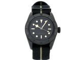 une photo d'une montre au cadran noir, montée sur un bracelet noir