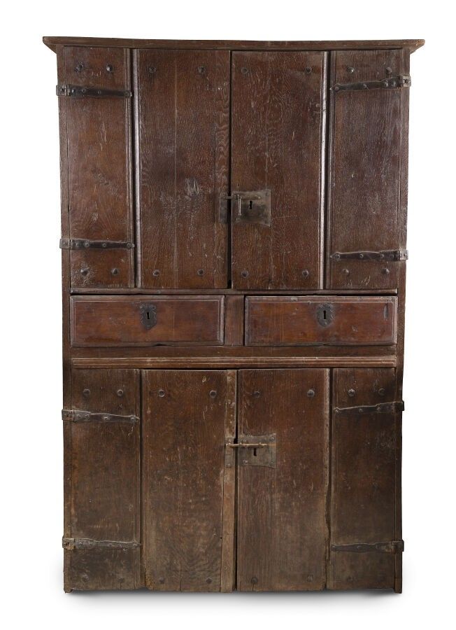 ARMOIRE À PENTURES EN CHÊNE