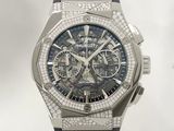 une image montrant un gros plan d'une montre sertie de diamants