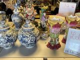 les nombreux vases qui se trouvent sur la table dans le magasin