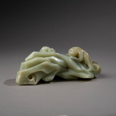 CHINE. Groupe en jade (néphrite) céladon et rouille, guenon …