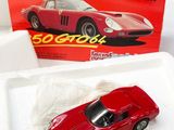 une petite voiture rouge dans une boîte posée sur une table