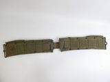 une paire de sangles de ceinture de style militaire sur un fond blanc