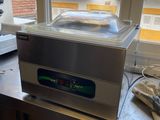 une machine posée sur un comptoir devant une fenêtre