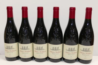 six bouteilles de vin rouge alignées sur une table