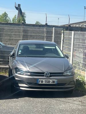 deux voitures garées l'une à côté de l'autre dans un parking