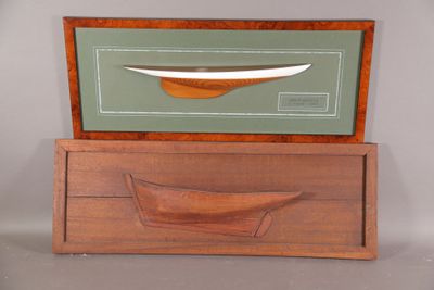 une boîte en bois sur laquelle est posé un couteau