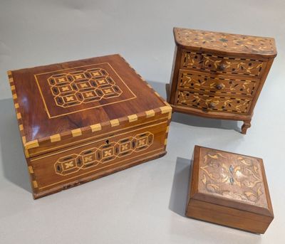 trois morceaux de bois sont posés les uns à côté des autres sur une table