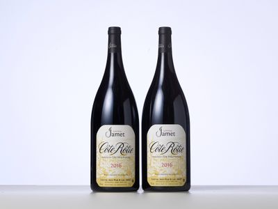 deux bouteilles de vin posées sur une table l'une à côté de l'autre