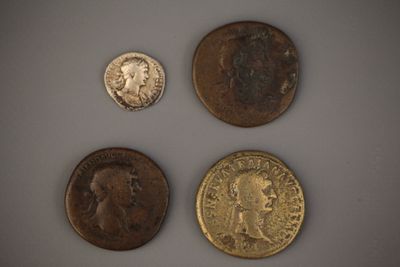 Trajan (97-117) et Hadrien (117-138) ;