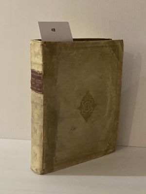 un livre posé sur une table, avec une carte à l'intérieur