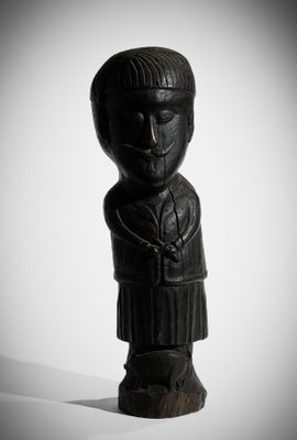 une image représentant une statue en bois d'un homme tenant un couteau