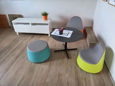 deux chaises et une table dans le coin d'une pièce