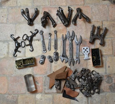 un grand nombre d'outils posés à même le sol
