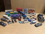 un grand nombre de voitures et de camions jouets posés sur une table