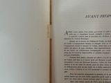 un livre ouvert posé sur une table en bois à côté d'une tasse de café