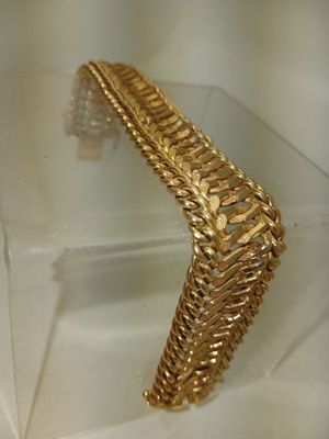 bracelet plaqué or exposé dans une vitrine