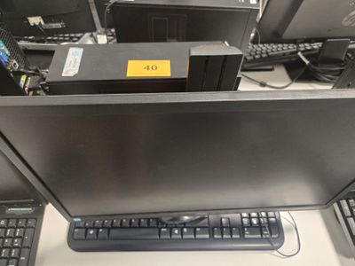 beaucoup d'ordinateurs posés sur un bureau