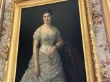 un tableau représentant une femme en robe blanche accroché au mur