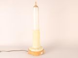 une lampe posée sur un socle en bois