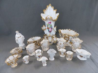 de nombreuses pièces de porcelaine diverses sur la table