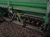 une grande machine verte qui se trouve à l'intérieur d'un bâtiment