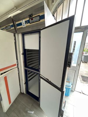 un réfrigérateur dont la porte est ouverte dans une pièce