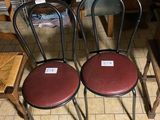 Plusieurs chaises sont alignées en rangée sur le sol.