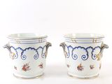 paire de vases bleus et blancs à motifs floraux